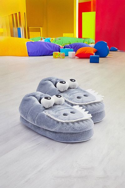 TRENDYOL SHOES Graue Hausschuhe mit Hai-Stickerei für Jungen – Hausschuhe TAKAW25ER00003