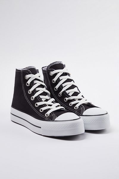 TRENDYOL SHOES Magas szárú fekete női tornacipő – fűzős TAKAW25sn00000