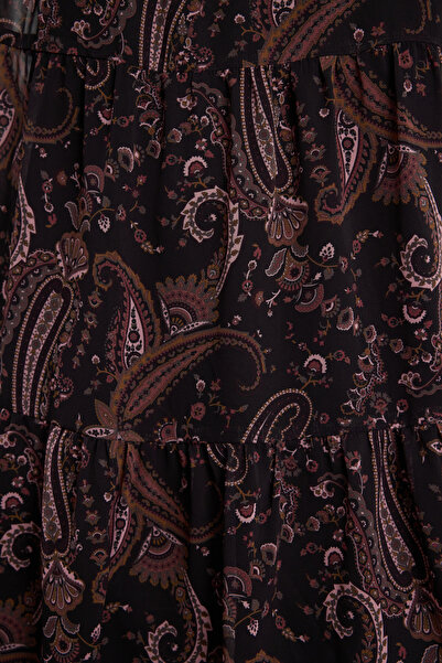 Trendyol Collection Zimní minišaty – šálový vzor, lemované a šifonové tkané, volný střih Twoaw25El00350