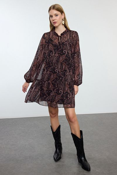 Trendyol Collection Zimní minišaty – šálový vzor, ​​lemované a šifonové tkané, volný střih Twoaw25El00350