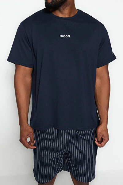 Trendyol Collection Navy Blue Plus Size Normal Fit kényelmes, nyomott pizsama szett rövidnadrággal TMNSS23PT00014