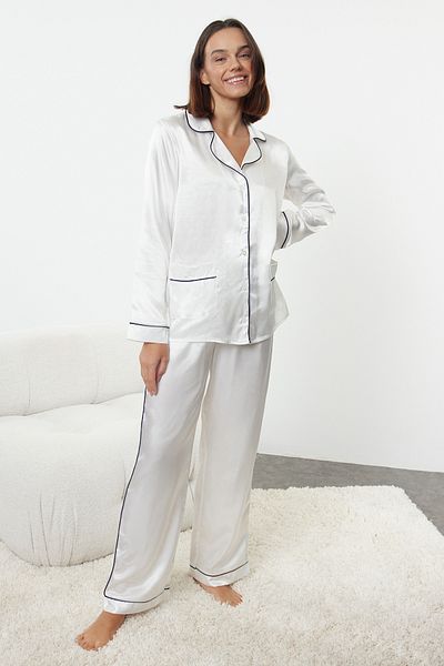 Trendyol Collection Ecrufarbenes, mit Paspeln verziertes, gewebtes Satin-Pyjama-Set THMAW25PT00047
