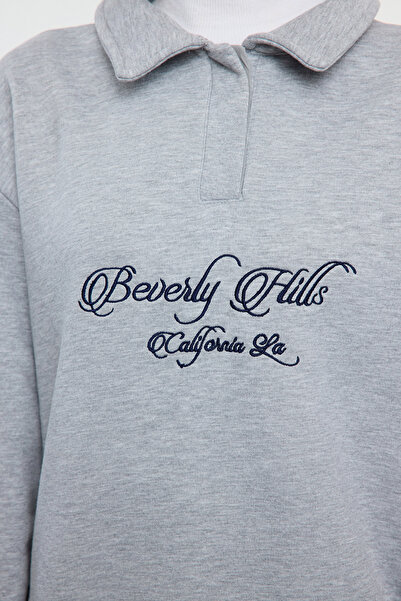 Trendyol Collection Fleecová pletená mikina s vyšívaným šedým melanžem - TWOAW24SW00182