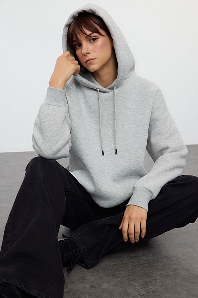 Trendyol Collection Pletená mikina Fleece Grey Melange – s kapucí, kapsami, silná uvnitř Regular Fit TWOAW24sw00075