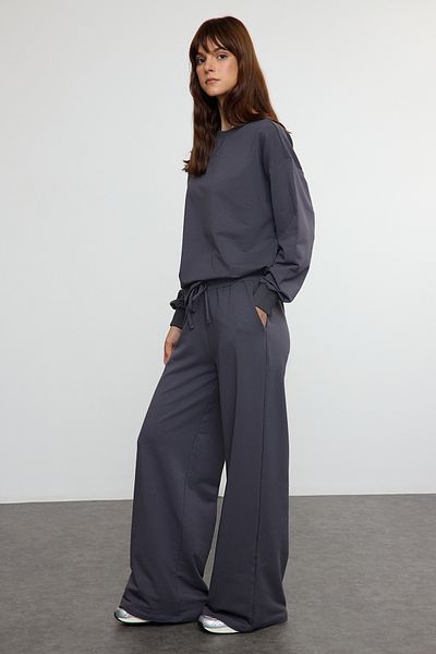 Trendyol Collection Bequemes Trainingsanzug-Set aus Sweatshirt und Hose mit weitem Bein in Anthrazit - TWOAW25EM00004