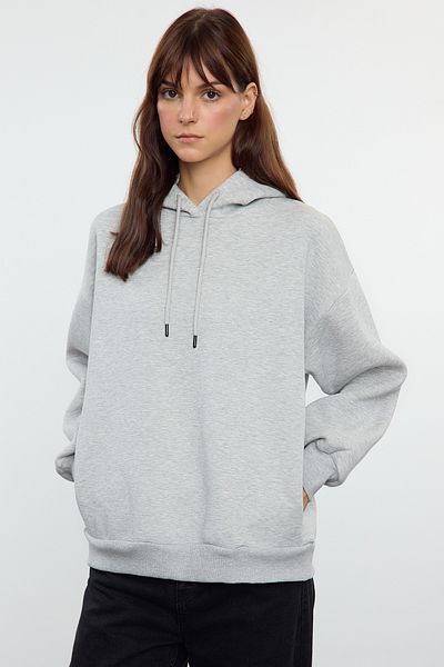 Trendyol Collection Pletená mikina Fleece Grey Melange – s kapucí, kapsami, silná uvnitř Regular Fit TWOAW24sw00075