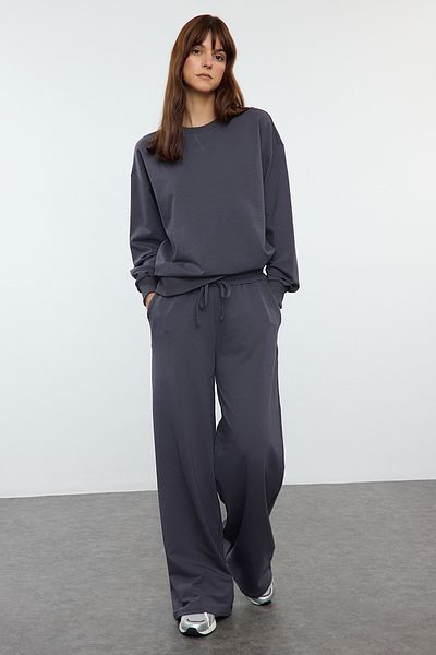 Trendyol Collection Bequemes Trainingsanzug-Set aus Sweatshirt und Hose mit weitem Bein in Anthrazit - TWOAW25EM00004