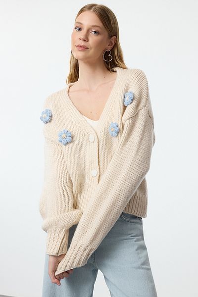 Trendyol Collection Weiche Strick-Strickjacke mit Rosen-Details - TWOAW25HI00207