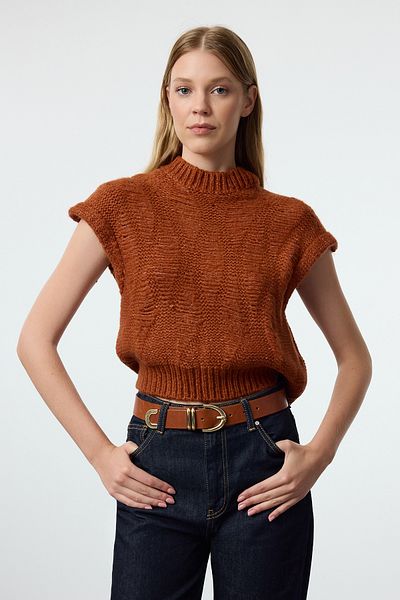 Trendyol Collection Светлокафяв плетен пуловер с кръгло деколте - мека текстура, къс ръкав Twoaw25Sv00026