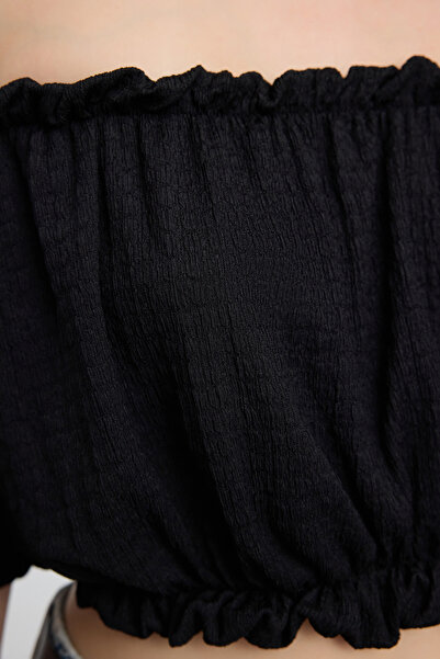 Trendyol Collection Schwarze, kurz geschnittene Strickbluse mit Carmenkragen TWOSS22BZ1421