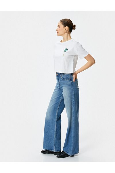 Koton Λεπτομέρεια κέντημα με κοντό μανίκι Crop T-shirt με λαιμόκοψη