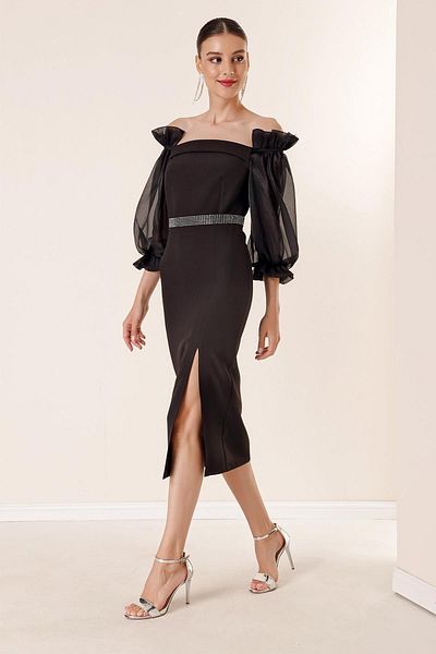 By Saygı Kleid mit eckigem Ausschnitt, Organza-Schlitz vorn und Gürtel an der Taille, Schwarz