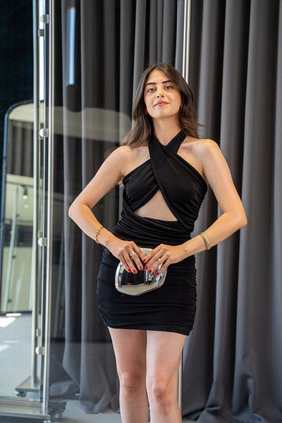 Özge Özgenç Rochie cu cravată și laterale adunate