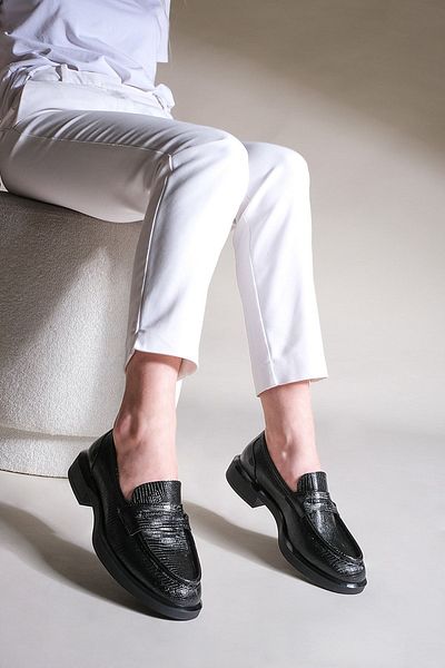 Marjin Damen Loafer mit Schlangenhautmuster, klassische Alltagsschuhe, lässiger Mokassin, Zoket, schwarz