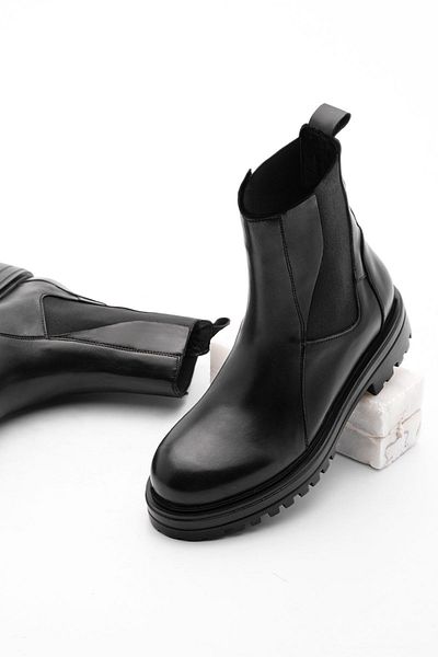 Marjin Damenstiefel aus echtem Leder mit elastischem Seitenband und gezackter Sohle, Komares schwarz