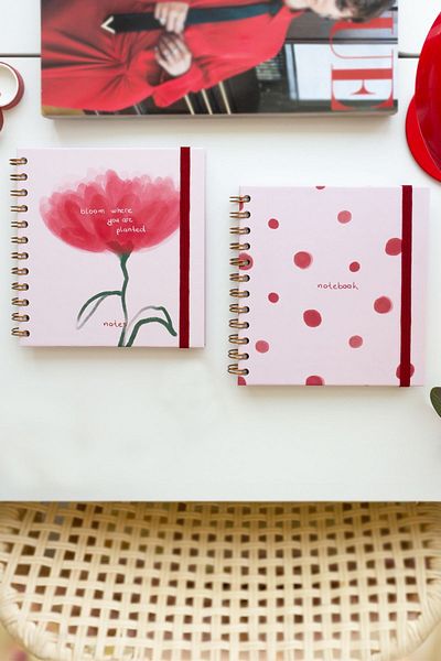 Matt Notebook Комплект от 2 квадратни блокчета, 15x15 см - спирално линиран, недатиран, с цвете на точки