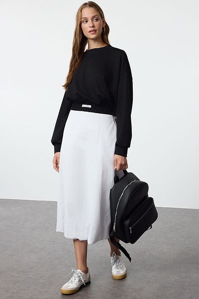 Trendyol Collection Schwarzes Crop-Strick-Sweatshirt mit weichen Knöpfen – bequeme Passform, Etikettendetail TWOAW25SW00076