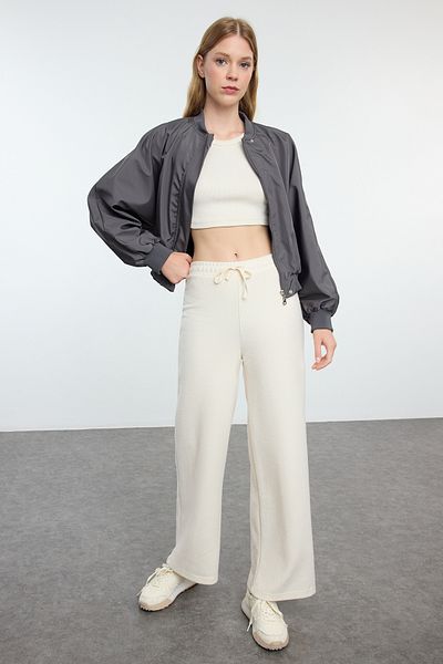 Trendyol Collection Weiße gerippte Hose mit weitem Bein - Thessaloniki Knitted, TWOAW25PL00017