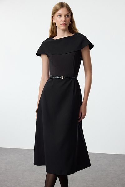 Trendyol Collection Schwarzes Midi-Gewebtes Kleid - Cape-Look, Skater-Stil, Taillenöffnung Twoaw25el00185