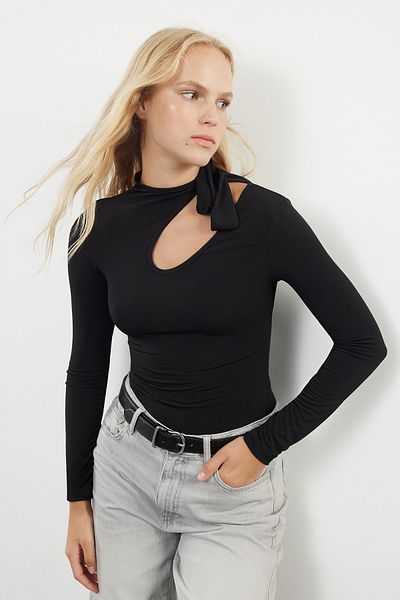 Trendyol Collection Flexibler schwarzer Strickbody - Neckholder, Druckknopf, taillierter Body TWOAW25BD00008