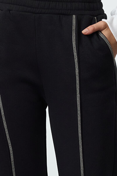 Trendyol Collection Černé kontrastní prošívání rovného střihu tlusté vnitřní fleecové pletené tepláky kalhoty TWOAW25EA00016