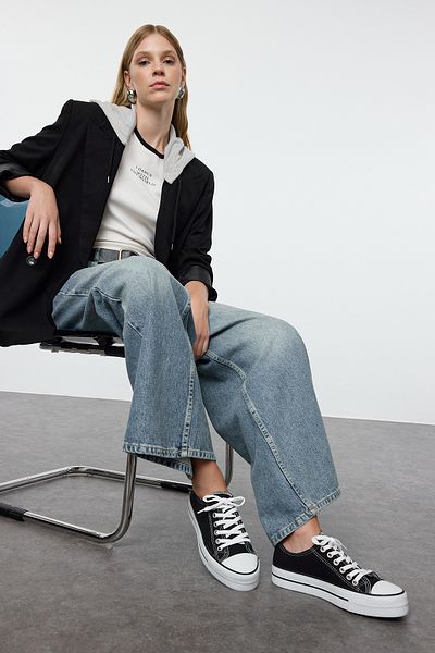 TRENDYOL SHOES Schwarze Damen-Sneaker mit hoher Sohle - zum Schnüren Takaw25sn00001