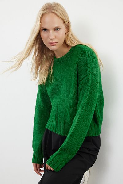 Trendyol Collection Basic Khaki-Strickpullover mit U-Boot-Ausschnitt – weiche Textur, weite Passform, kurze Länge TWOAW25KZ00056