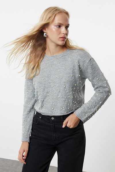 Trendyol Collection Světle šedý kamenný vyšívaný úpletový svetr s měkkou texturou - Twoaw25Kz00133