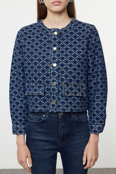 Trendyol Collection Темно-синя джинсова куртка-бомбер з детальною кишенею з візерунком TWOAW25CE00030