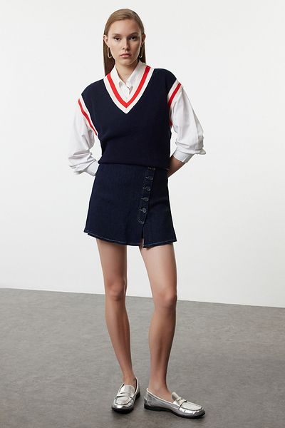 Trendyol Collection Zweireihiger dunkelblauer Jeans-Shorts-Rock – TWOAW25SR00034