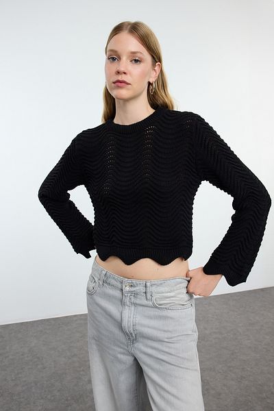 Trendyol Collection Czarny sweter z dzianiny z okrągłym dekoltem - Crop Openwork/Hole Twoaw25Kz00346