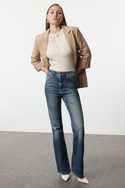Trendyol Collection Vintage-Flare-Jeans mit hoher Taille – Blau mit Pale-Effekt TWOAW25JE00169