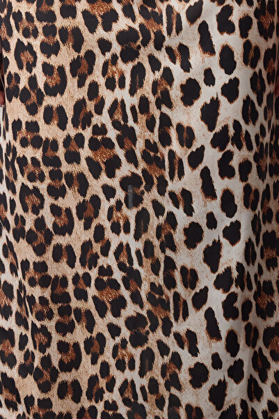 Trendyol Collection Hnědé šaty s vycpaným leopardím vzorem – rovný střih TWOAW25EL00361