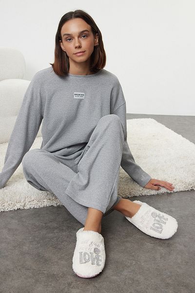 TRENDYOL SHOES Plüsch-Hausschuhe für Damen – Ecru-Stickerei, TAKAW25ER00008