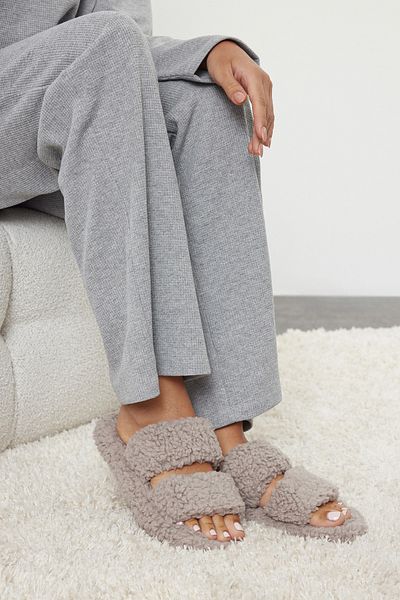 TRENDYOL SHOES Graue Plüsch-Hausschuhe für Damen TAKAW25ER00005