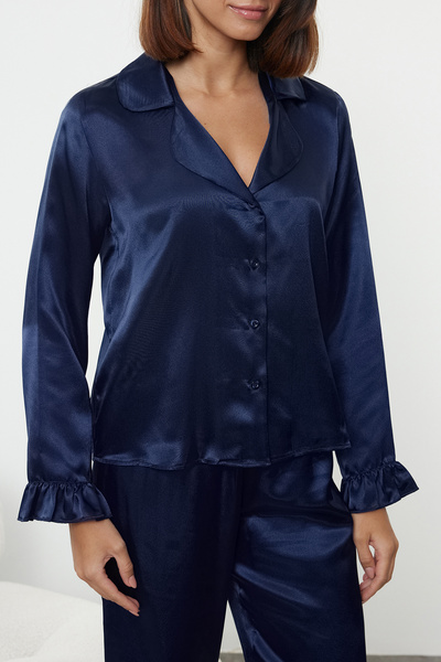 Trendyol Collection Szatén szőtt sötétkék pizsama szett - Fodor részletes Thmaw25Pt00050