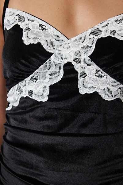 Trendyol Collection Czarna koronkowa, sznurkowa, aksamitna, dzianinowa koszula nocna Thmaw25Gc00010