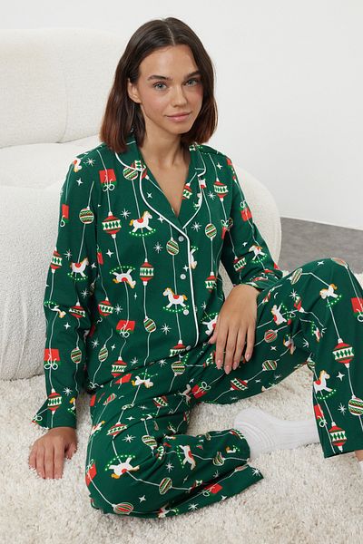 Trendyol Collection Sada pleteného pyžama ze 100% bavlny se zeleným vánočním motivem – Thmaw25Pt00172