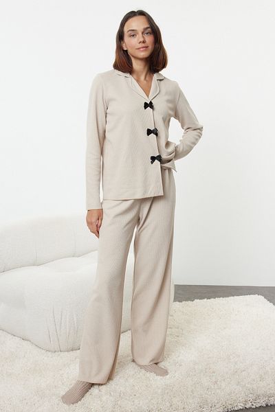 Trendyol Collection Beiges Pyjama-Set aus Strick mit Waffelmuster - Thmaw25Pt00195
