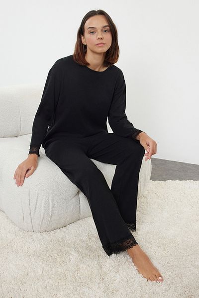 Trendyol Collection Set pijama tricotată cu nervuri cu panglică neagră/funda și dantelă THMAW25PT00023