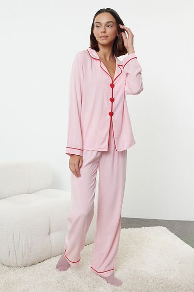 Trendyol Collection Viskózový pyžamový set - růžový, srdce a lemování Thmaw25Pt00179