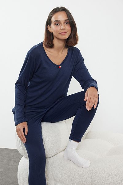 Trendyol Collection Pletená pyžamová souprava se šňůrou – tmavě modrá s růžovými doplňky Thmaw25Pt00104
