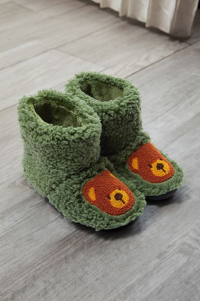 TRENDYOL SHOES Grüne, mit Plüsch bestickte Hausschuhe für Jungen – TAKAW25ER00001