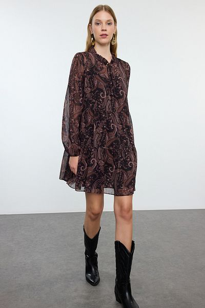 Trendyol Collection Zimní minišaty – šálový vzor, ​​lemované a šifonové tkané, volný střih Twoaw25El00350
