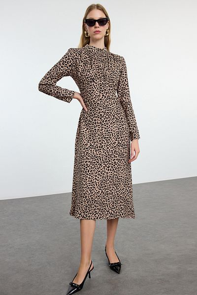 Trendyol Collection Μίντι καφέ φόρεμα σε γραμμή Α - γιακά και μοτίβο ζώων Twoaw25el00249