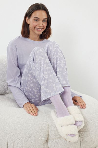 Trendyol Collection Fliederfarbenes Pyjama-Set aus 100 % Baumwolle mit Blumenmuster THMAW25PT00187
