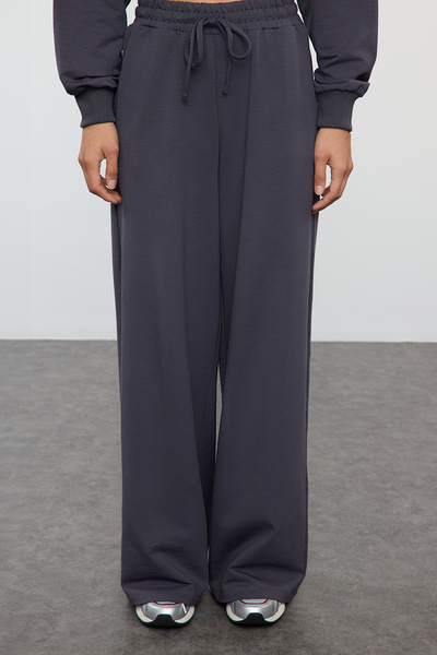 Trendyol Collection Pohodlná antracitová mikina se širokými nohavičkami a tepláky - TWOAW25EM00004