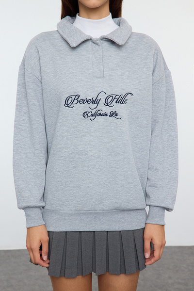 Trendyol Collection Fleecová pletená mikina s vyšívaným šedým melanžem - TWOAW24SW00182