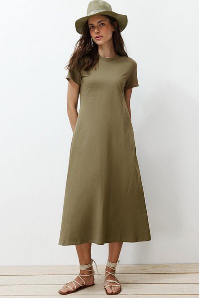 Trendyol Collection Khakifarbenes Premium-Strick-Midikleid in A-Linie mit Rundhalsausschnitt und Taschen TWOSS24EL00169