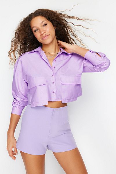 Trendyol Collection Lila kurzes gewebtes Hemd – Taschendetail, normale Passform TWOSS24GO00098